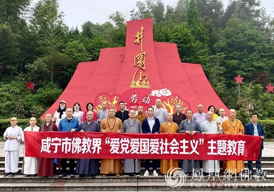小姐姐一袭浅红色无袖连衣裙，简约休闲又时尚，轻松美出新高度，你喜欢吗？