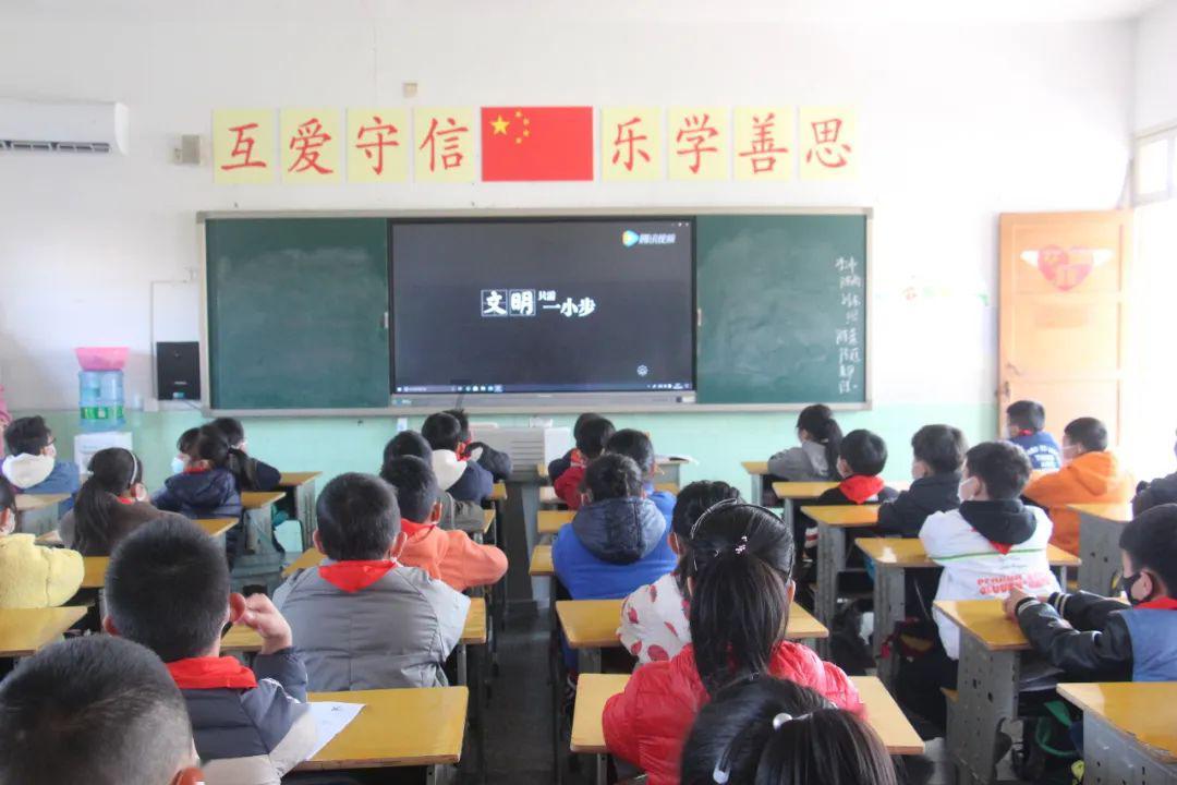 擅长英国名校中介游戏画面